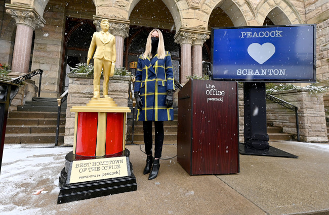 PHOTOS: Giant Dundie Award presented to Scranton by Peacock and ‘The Office’ stars